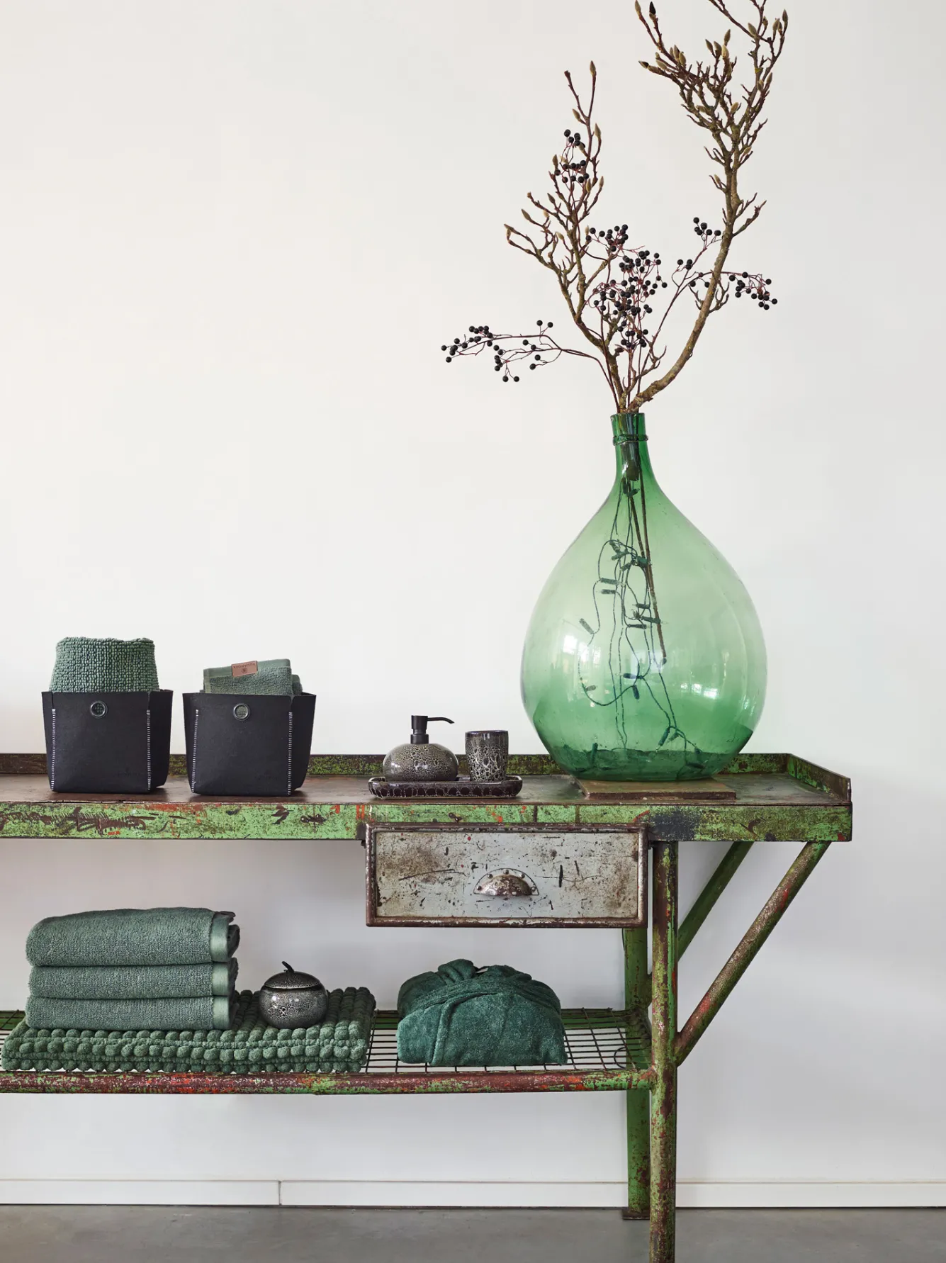 Aquanova Beauty box UGO color Olive Black-994 (black)