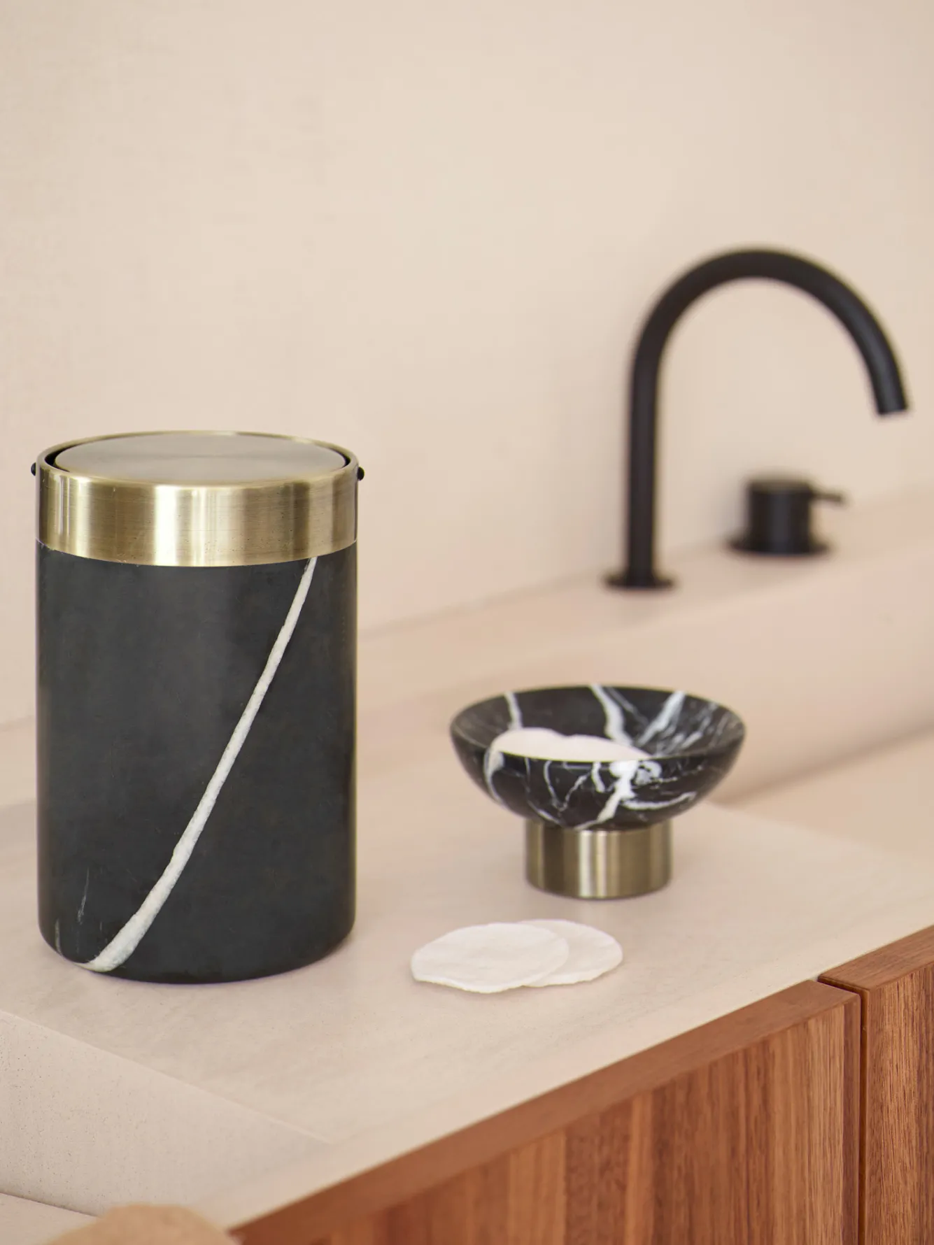 Aquanova Cup / toothbrush holder NERO color Black (black)