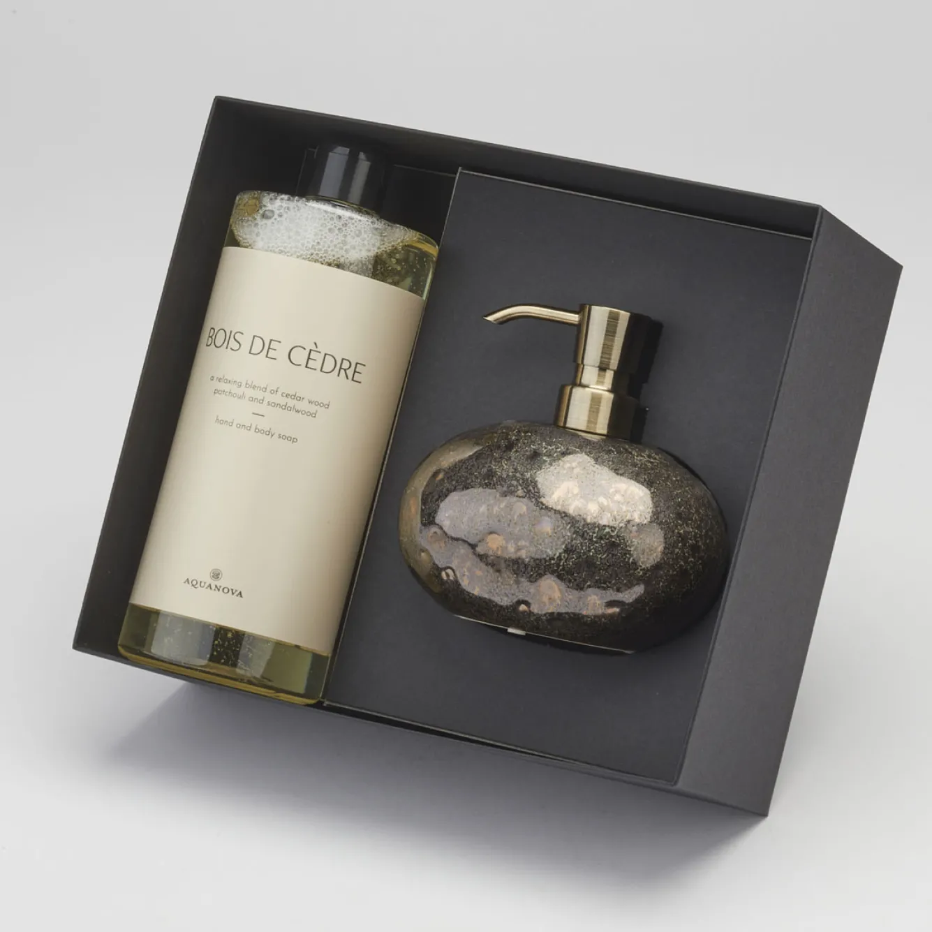 Aquanova Giftbox Ugo soap dispenser Vintage Bronze  Paris soap Bois de Cèdre (GIFTUGODIS854-BDC)