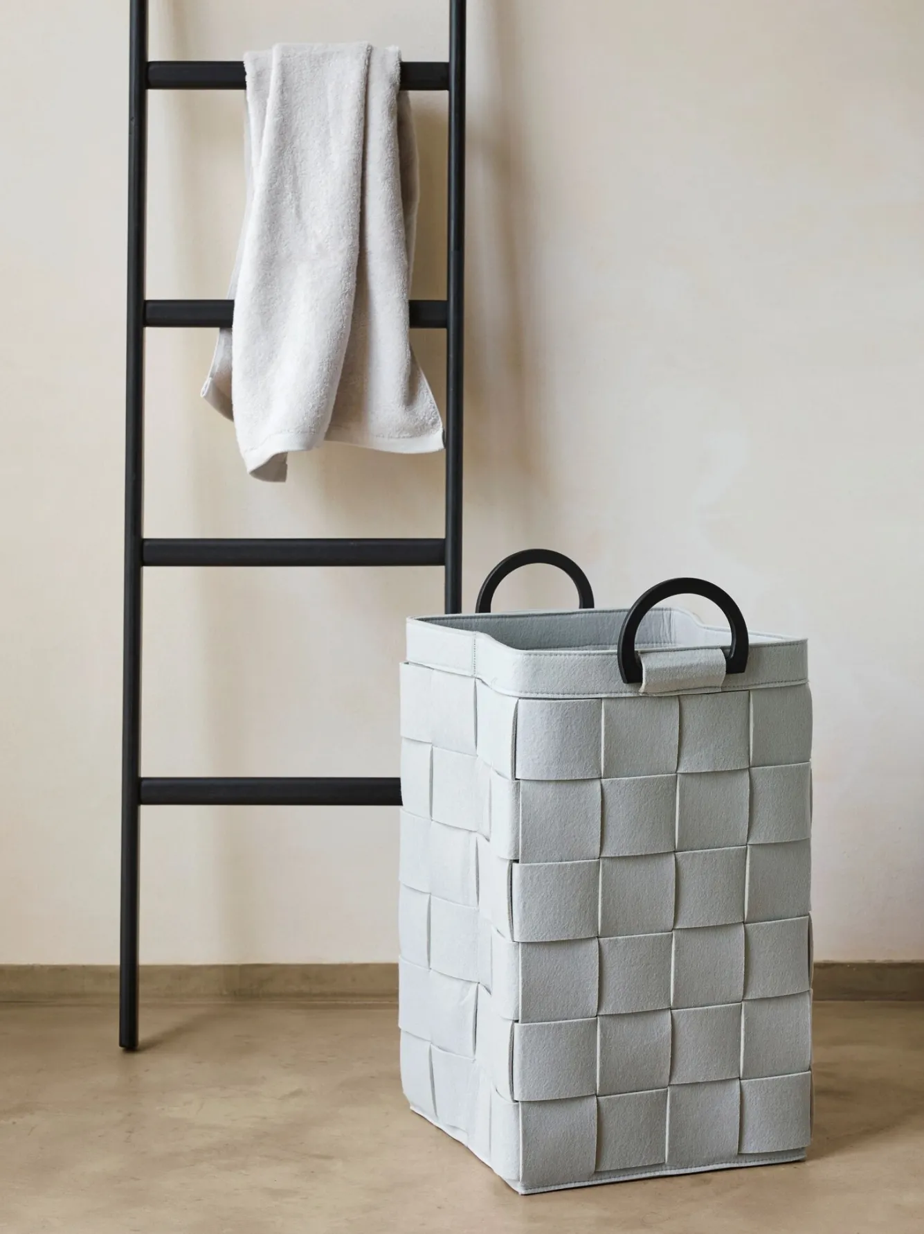 Aquanova Oak towel ladder MINK color black (MINTLL-09)