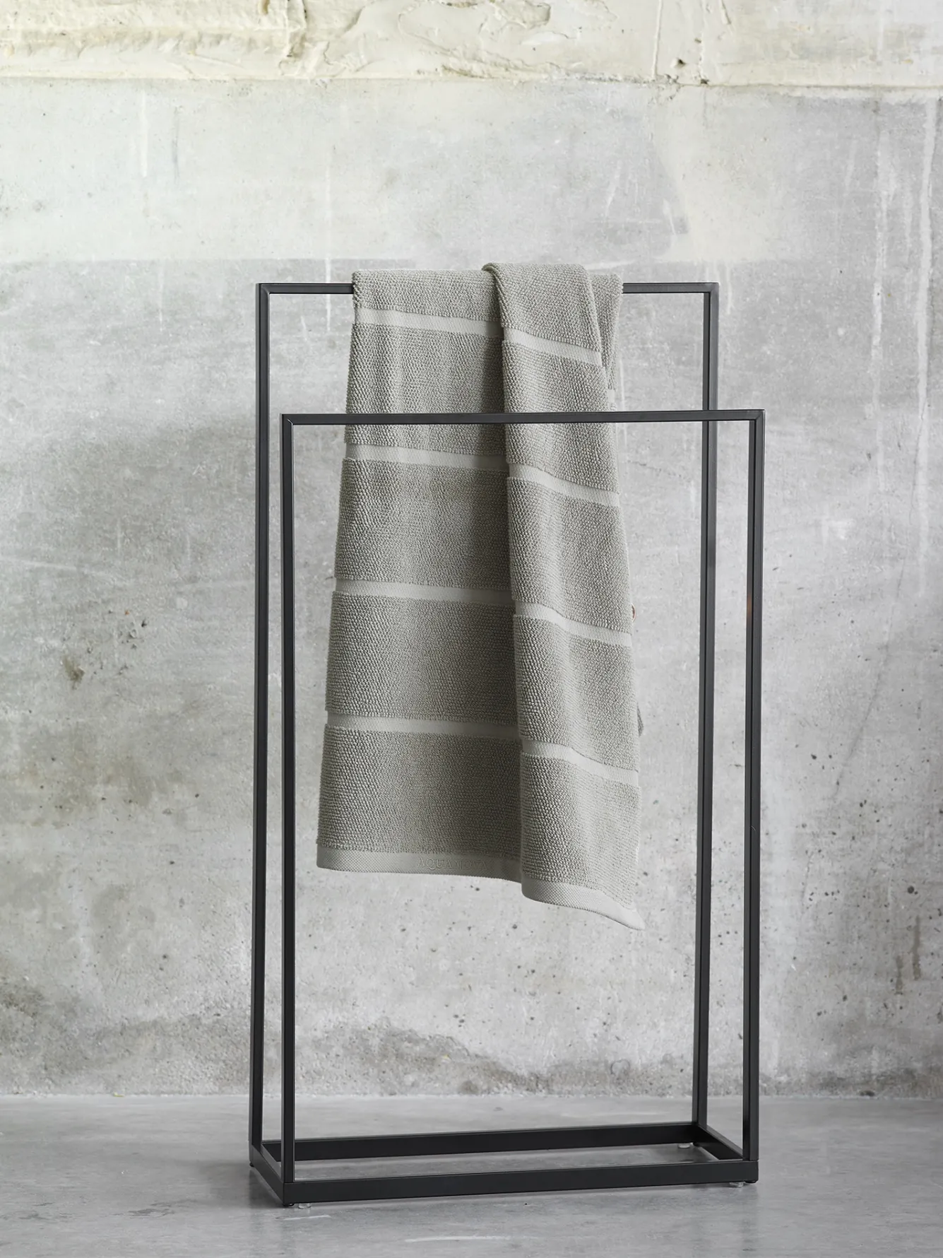 Aquanova Towel rack YURI black, height 83 cm (YURTLH-09)