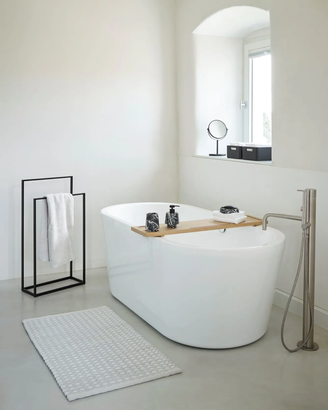 Aquanova Towel rack YURI black, height 83 cm (YURTLH-09)