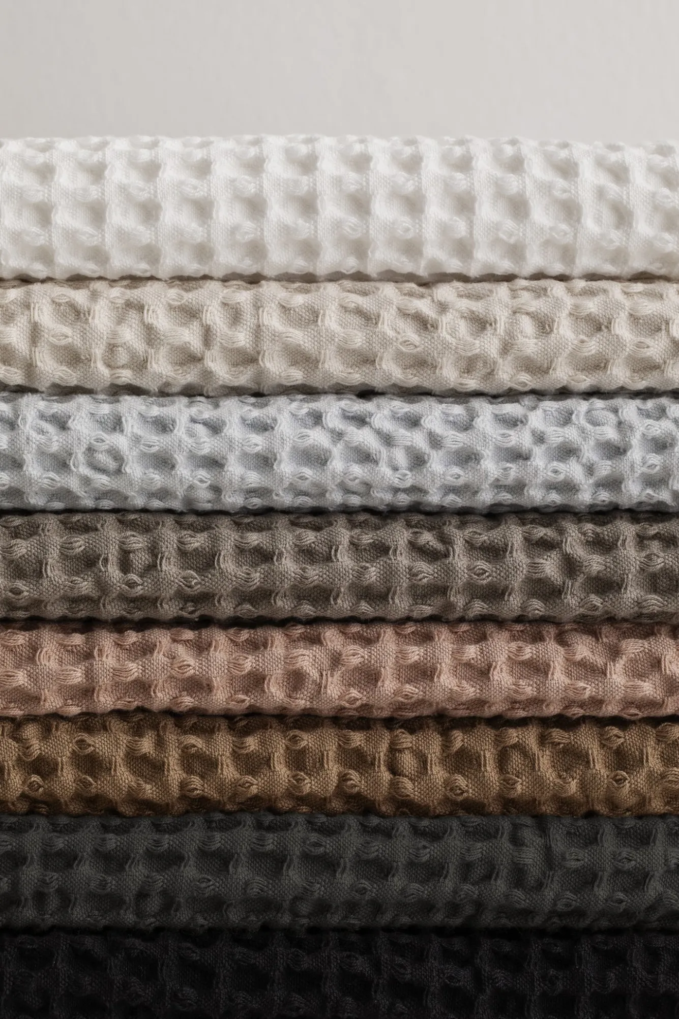 Blomus Bath towel waffle pattern 70x140 cm CARO color Magnet (68995)