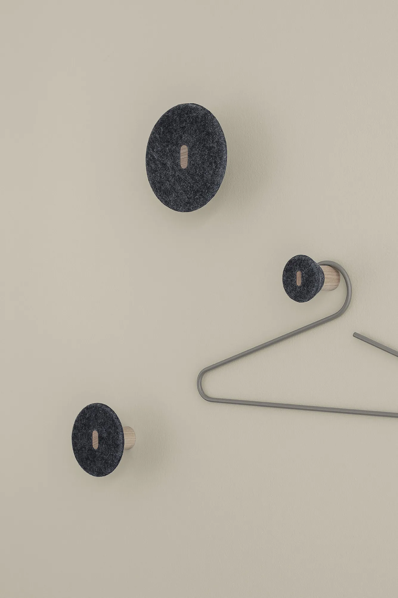 Blomus CURL clothes hanger Steel Gray (set / 2 pieces) 66006