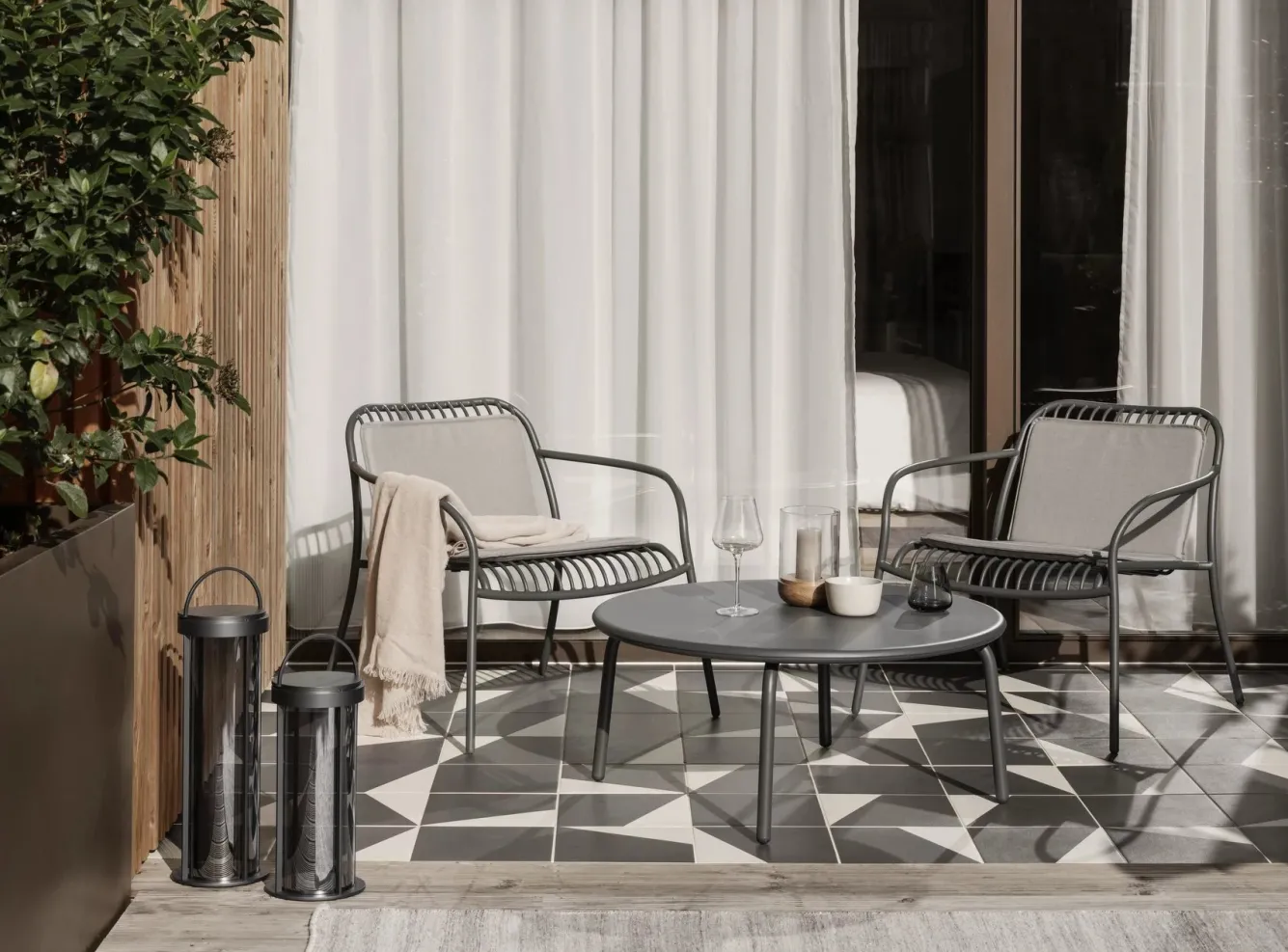 Blomus YUA garden table Ø 80 cm - Granite Gray (62192)