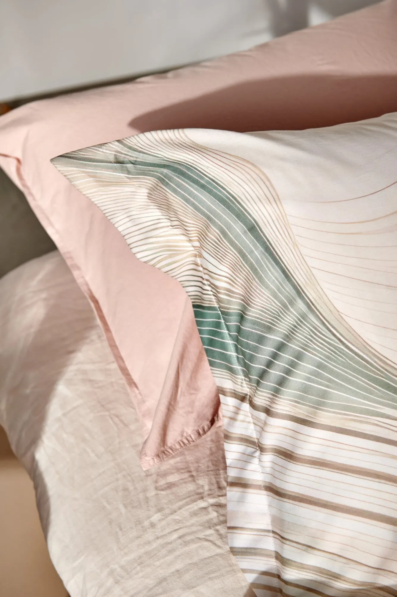 Vandyck Duvet cover FLOWING Cream Tan 240x220 cm (satin cotton)