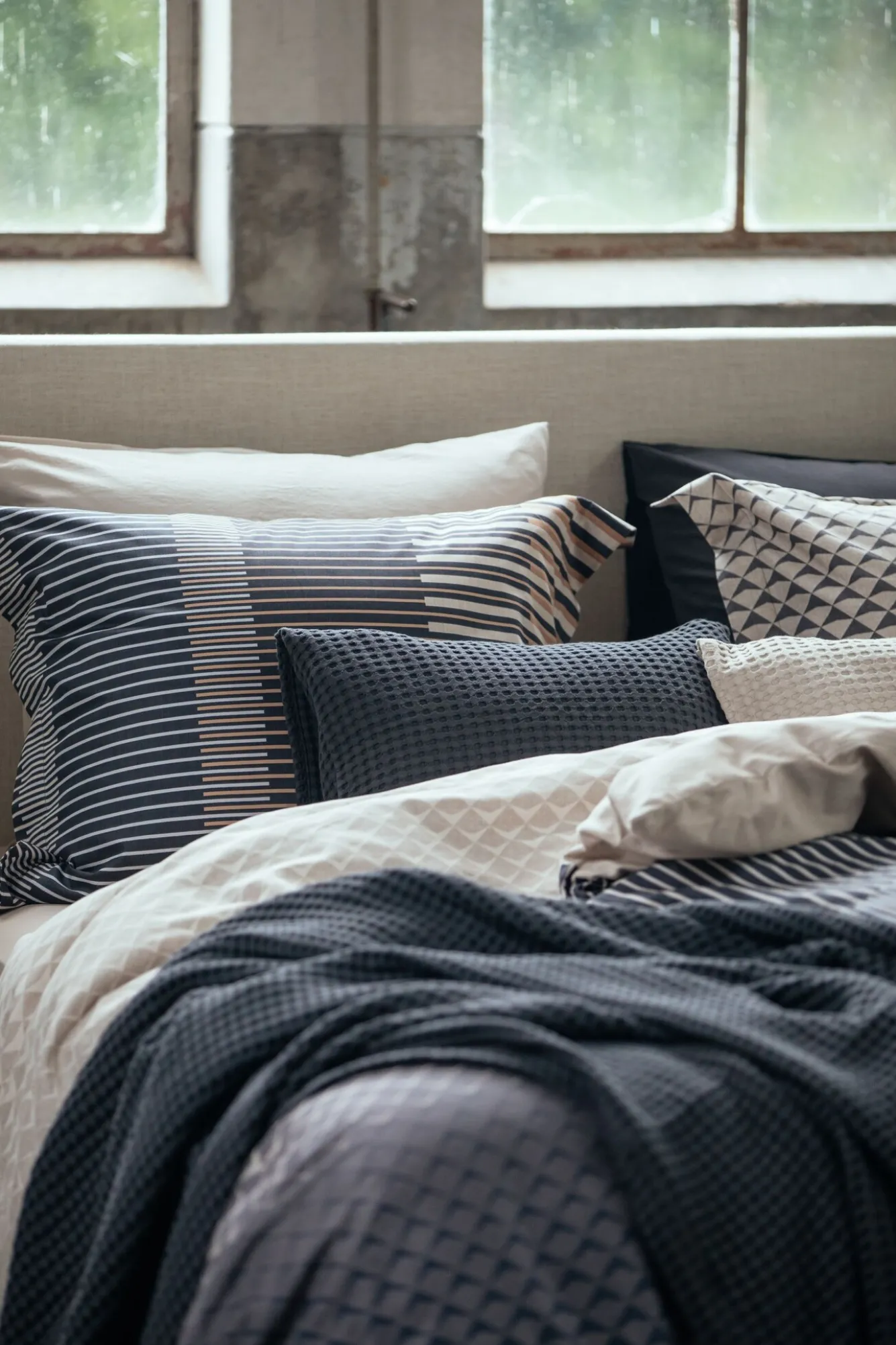 Vandyck Duvet cover WANDER Off Black 200x220 cm (satin cotton)