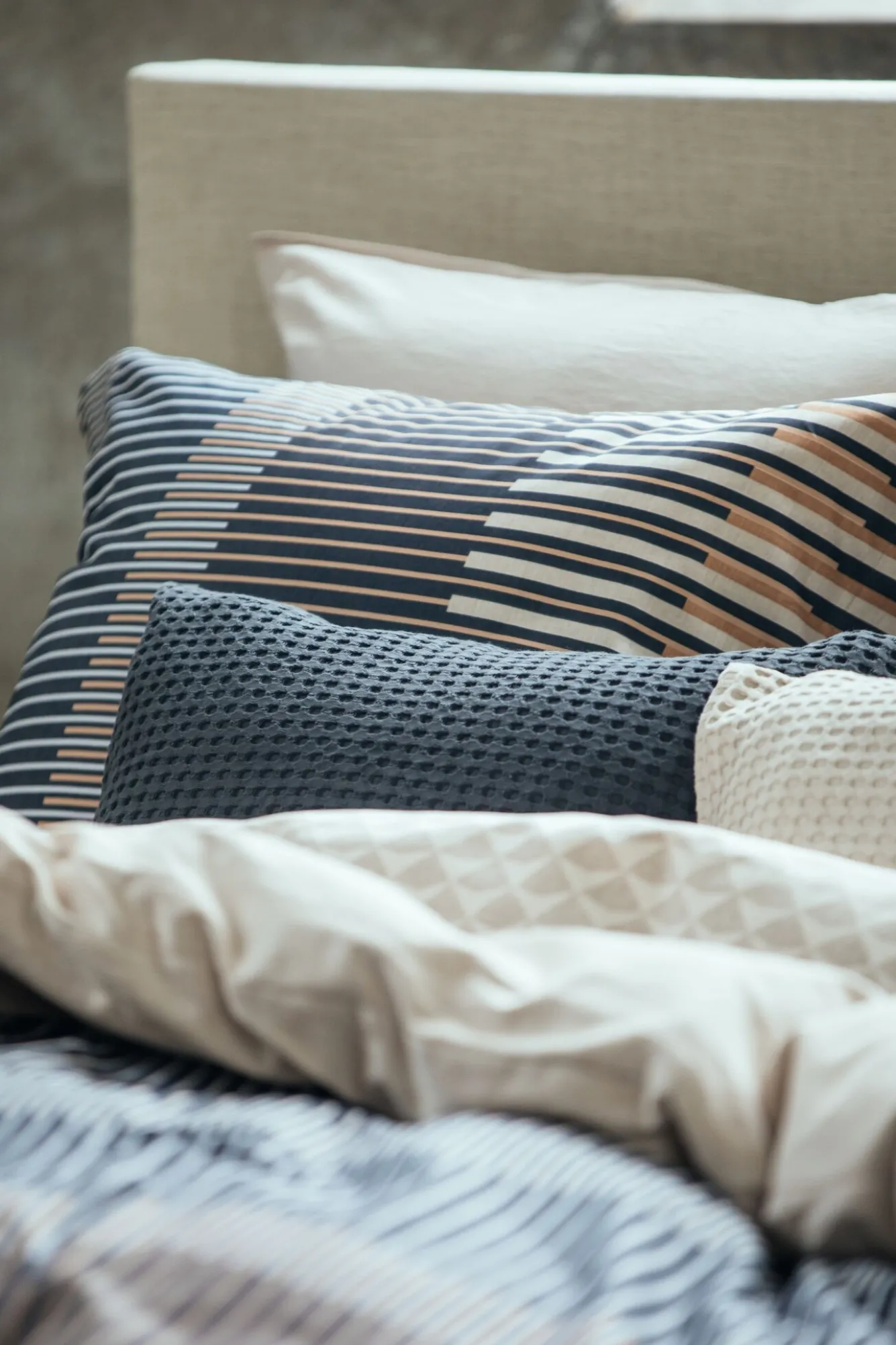 Vandyck Duvet cover WANDER Off Black 200x220 cm (satin cotton)