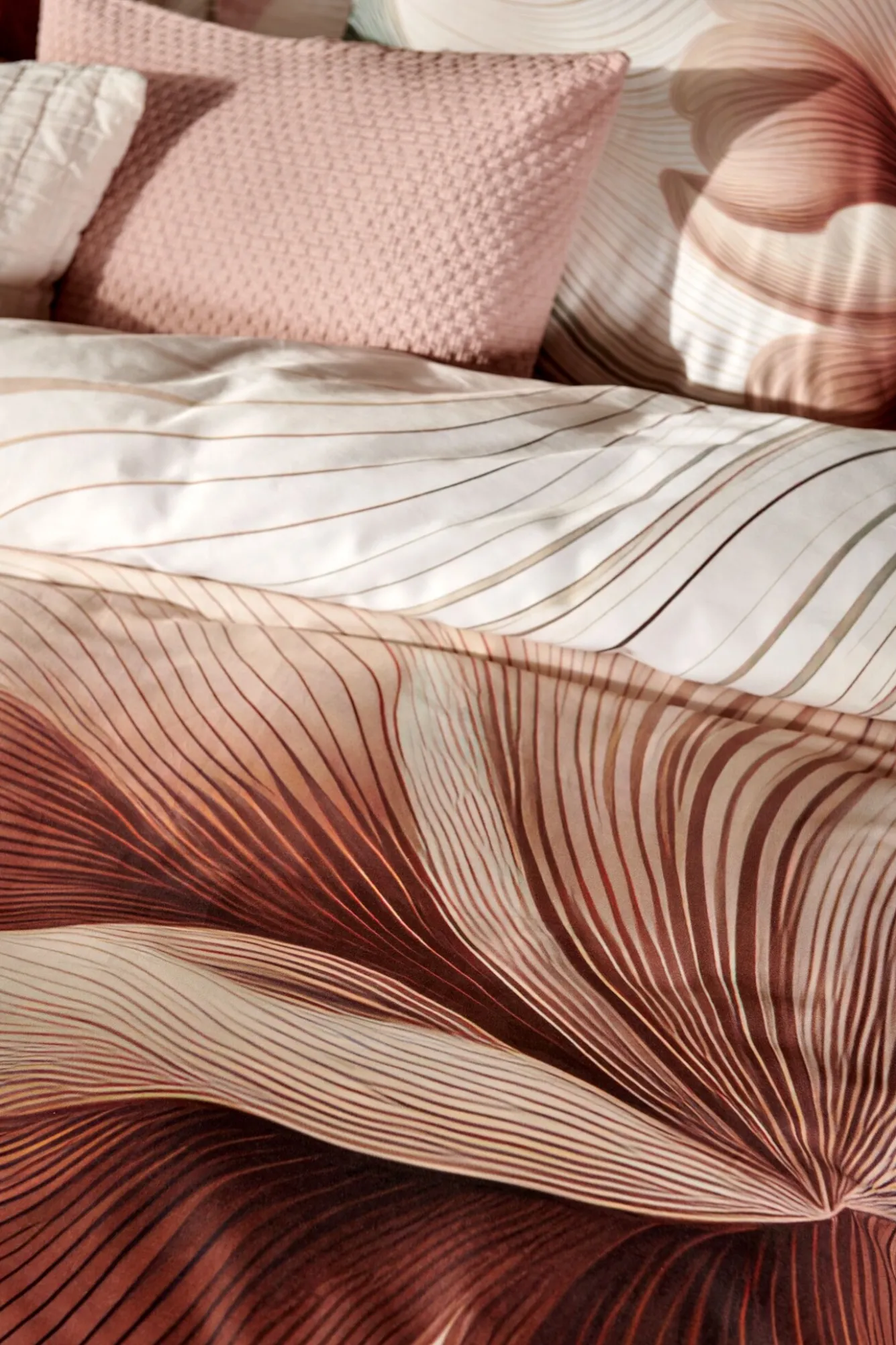 Vandyck Duvet cover FLOWING Cream Tan 200x220 cm (satin cotton)