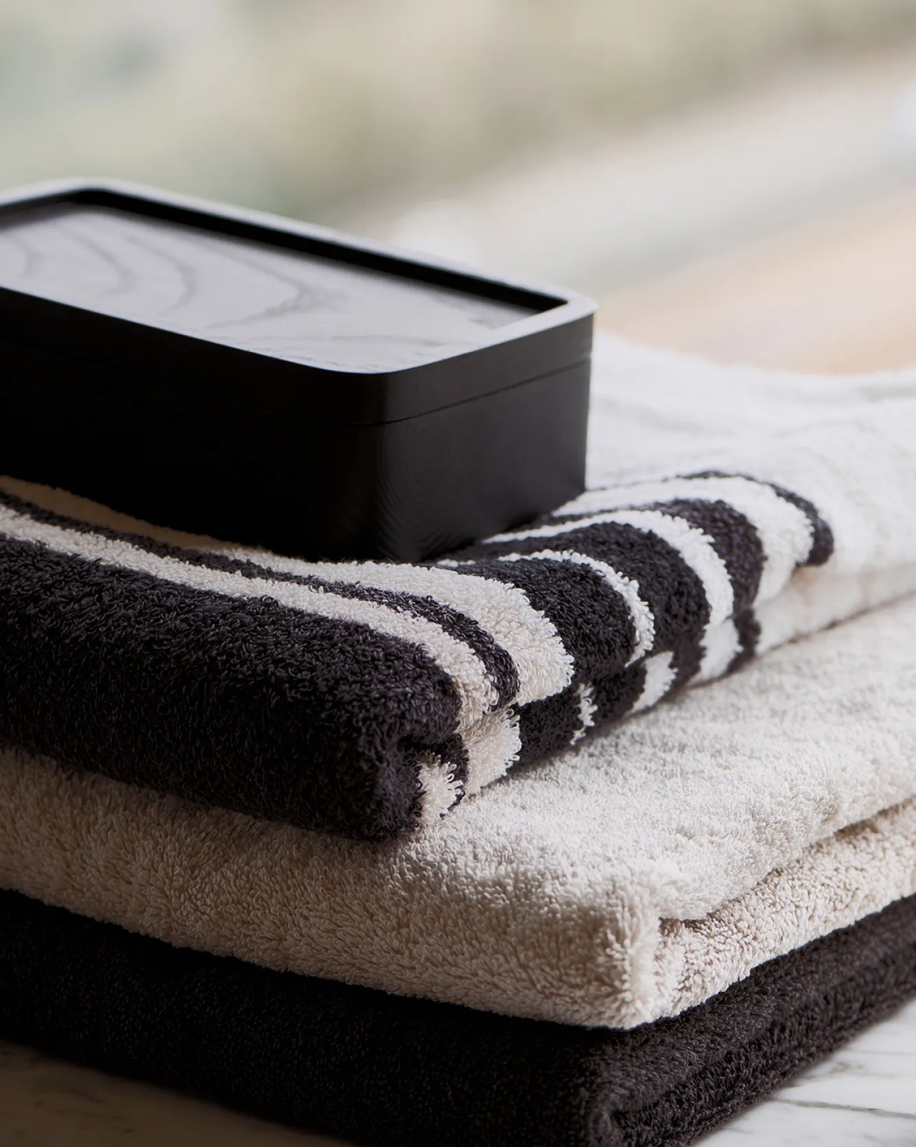 Vandyck Remnant 63: Bath towel BOSTON Off Black 90x195 cm